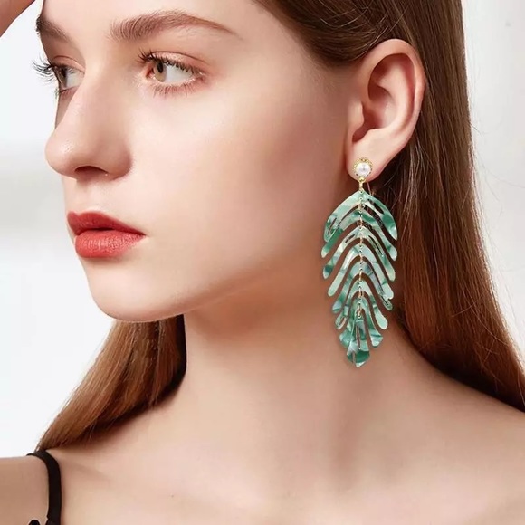 3/$30🖤 Green Acrylic Fern Leaf Pearl Earring Set - Picture 5 of 11